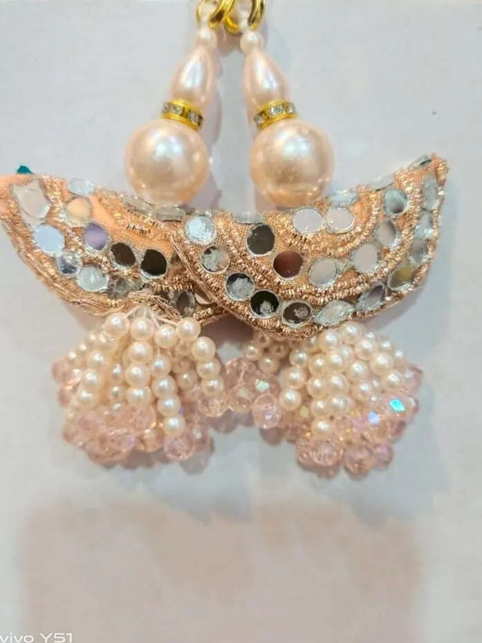 Latkan Designs: स्टाइलिश ब्राइडल ब्लाउज के लिए करें लटकन की इन डिज़ाइन को सिलेक्ट, ट्रेंड सेट कर देगा आपका लुक