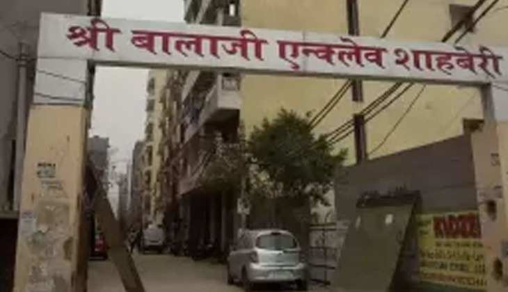 Greater Noida: बिजली के तारों पर झूलते हुए अपार्टमेंट की छत से नीचे आ गिरी महिला, अस्पताल में उपचार जारी