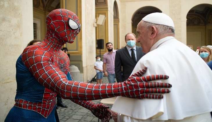 पोप फ्रांसिस से मिलने पहुंचा स्पाइडर-मैन, गिफ्ट किया मास्क; देखें वीडियो