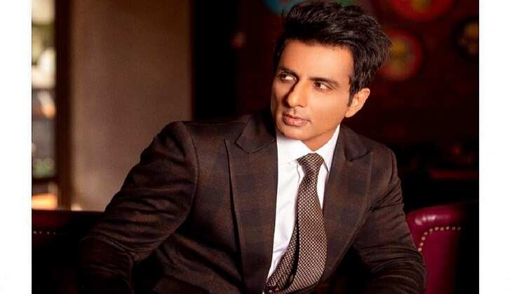 Sonu Sood का Mini Supermarket, घर-घर जाकर बेच रहे अंडे और ब्रेड, वायरल वीडियो
