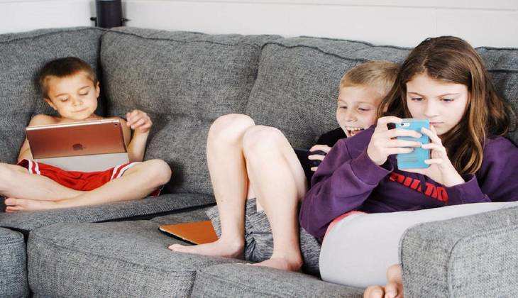बच्चा दिन भर चलाता है Social media? अभी रोक लें वरना बर्बाद हो जाएगा उसका बचपन