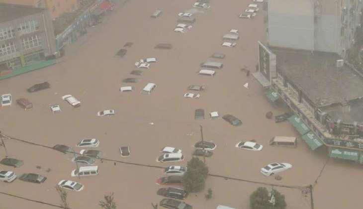 Flood in China: चीन में भयानक बाढ़ से बह गईं कारें, मेट्रो में पानी भरने के कारण 33 की मौत