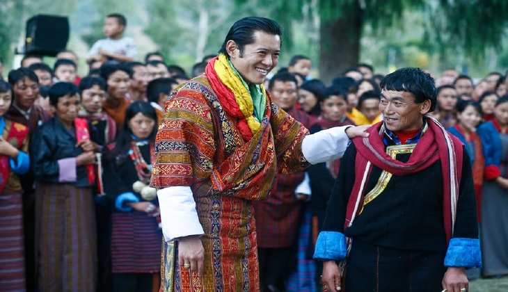 कोरोनाकाल: पैदल पहाड़ियों की लंबी दूरी तय कर, जनता का हाल जानने पहुंच रहे 'भूटान नरेश'
