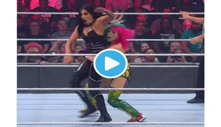 WWE: असुका ने अपनी दोनों टांगे खोलाकर सोन्या के पीछे किया ये खतरना काम - Video