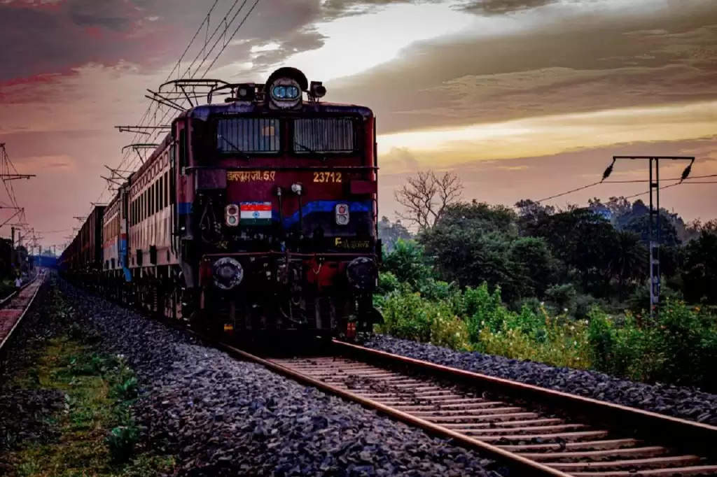 Indian Railway : ट्रेन में आपकी सीट पर जबरदस्ती बैठ जाए कोई, तो उठाने के लिए क्या करें, जानें
