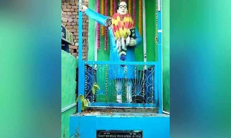 Greater Noida: शरारती तत्वों ने बाबा अंबेडकर की मूर्ति को क्षतिग्रस्त कर माहौल बिगाड़ने का किया प्रयास, फोर्स तैनात