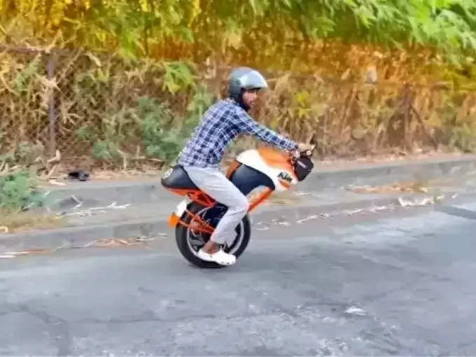 इस युवक ने बना दी एक टायर वाली KTM बाइक, सोशल मीडिया पर लोग देख कर रहे तारीफ, अभी देखिए इस अनोखी बाइक को