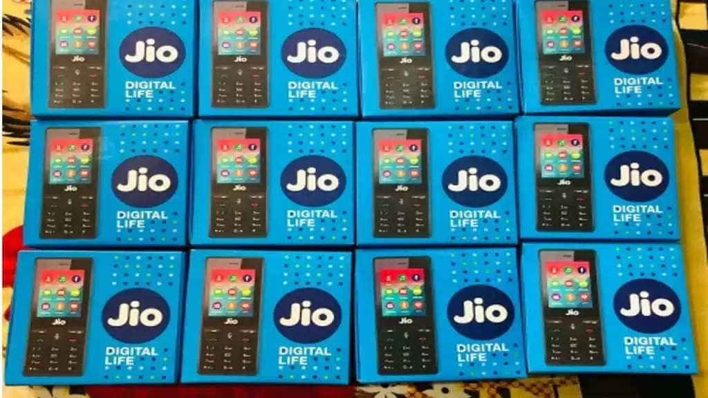 Jio Phone: अब 2 साल तक फ्री में चलेगा जियो फोन! बस करवाना होगा इतने रूपए का रिचार्ज, जानें डिटेल्स