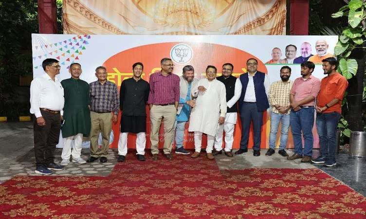 Greater Noida: भाजपा प्रवक्ता ने आयोजित किया होली मिलन समारोह, कहा-'इससे बढ़ती है एकता'