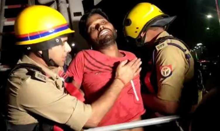 Noida: मनीष कश्यप की गिरफ्तारी के विरोध में टॉवर पर चढ़ा युवक, दो घंटे की कड़ी मशक्कत के बाद उतारा नीचे