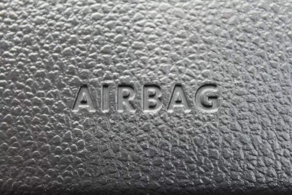 कार में एयरबैग वार्निंग लाइट अचानक क्यों जल जाती है, ये 4 कारण हो सकते हैं, जानिए