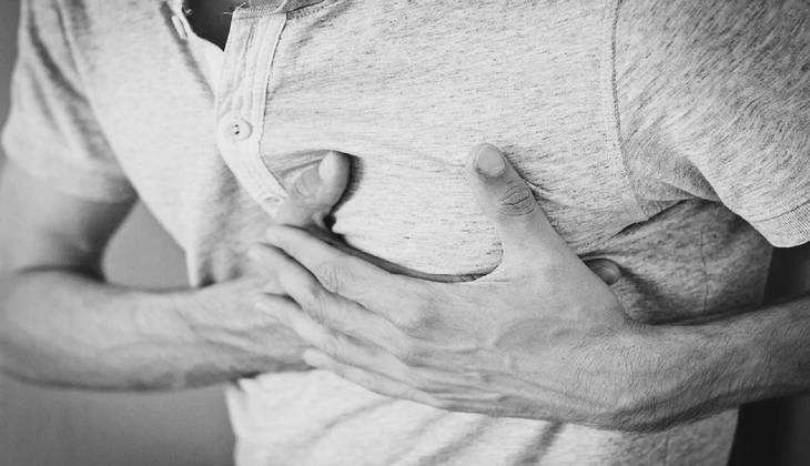 Symptoms of Heart Attack: एक महीने पहले ही दिखने लगते हैं हार्ट अटैक के लक्षण, ध्यान दें वरना अपने को खो सकते हैं आप