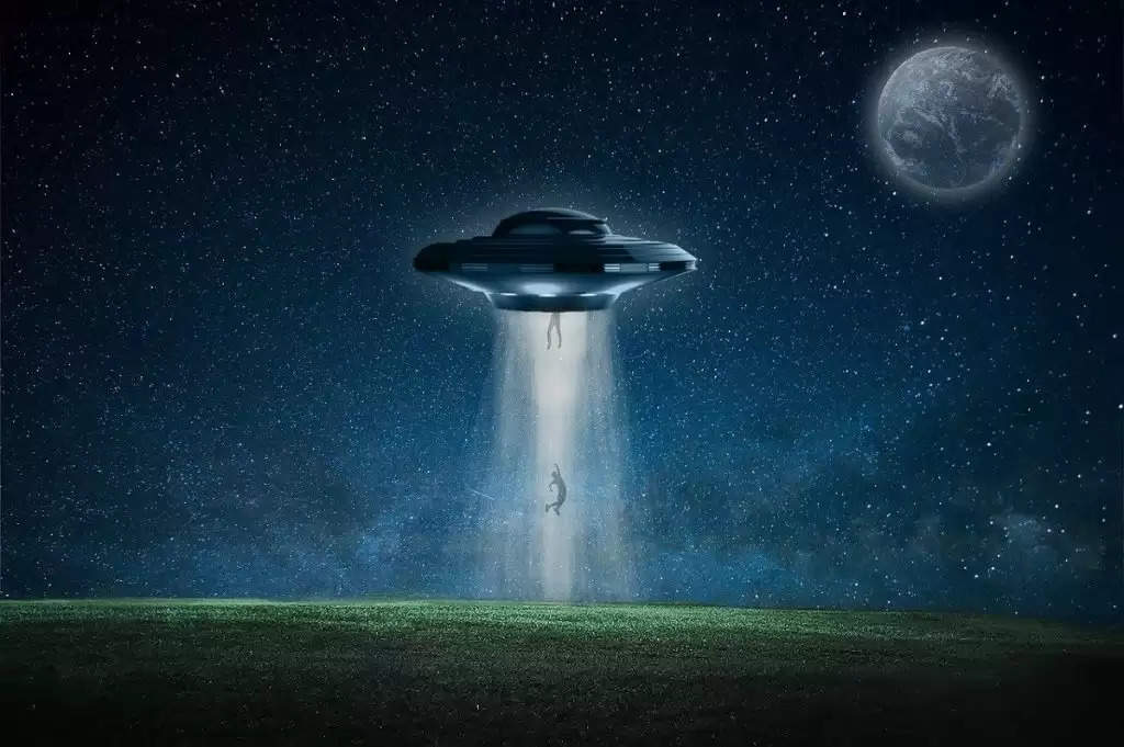 Aliens on Earth: धरती पर उतरेंगे 7 फीट लंबे एलियन, छिड़ सकती है जंग, टाईम ट्रैवलर ने दी चेतावनी