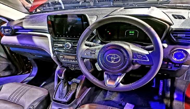 Toyota की इस धांसू कार को खरीदना हुआ आसान, कंपनी अब महज इतने रुपए में दे रही अपने नाम करने का मौका, फीचर्स और लुक है बेहद शानदार