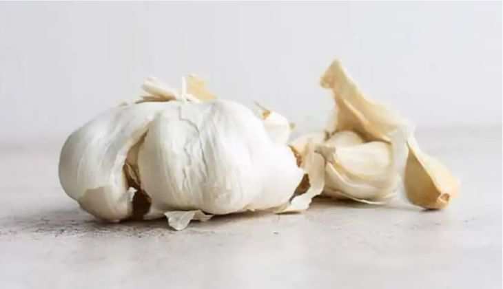 Garlic Side Effects: इन लोगों को भूलकर भी नहीं खाना चाहिए लहसुन, पहुंचा सकता है नुकसान