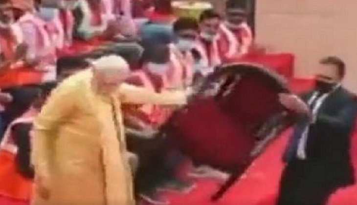 Viral Video: पीएम मोदी ने कुर्सी को किनारे कर मजदूरों संग जमीन पर बैठकर खिंचवाई फोटो