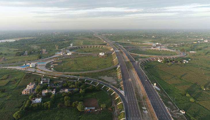 Delhi-Mumbai Expressway: देश के सबसे बड़े एक्सप्रेस वे से खुलेंगे विकास के नए द्वार, जानें इससे होने वाले गजब के फायदे