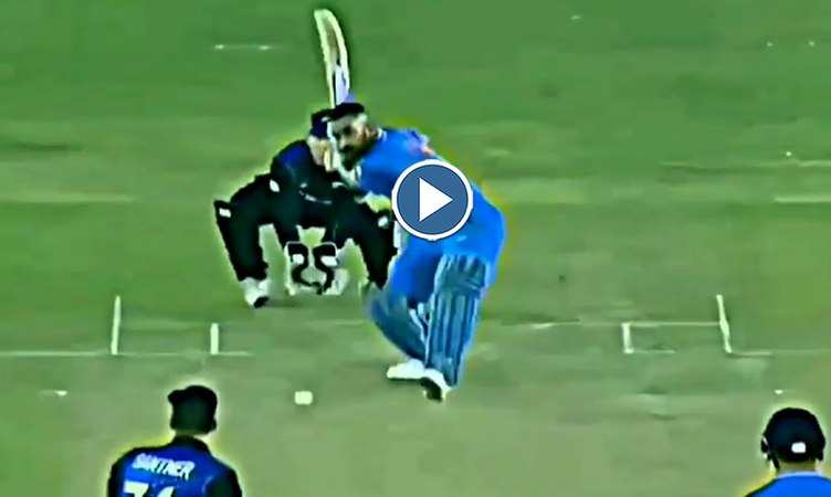 Cricket Viral Video: Dhoni ने कूटा ऐसा गगनचुंबी छक्का कि बन गया ये बड़ा रिकॉर्ड, आप भी देखें वीडियो