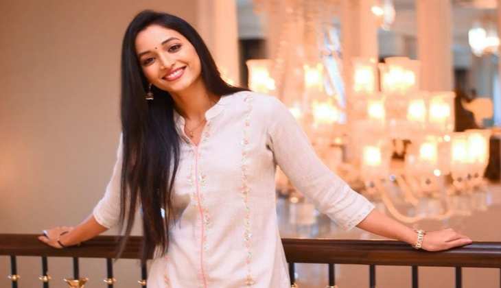 Srinidhi Shetty ने सफेद कुर्ती पहन ढाया कहर, South Actress ने खूबसूरती में सब को किया फेल