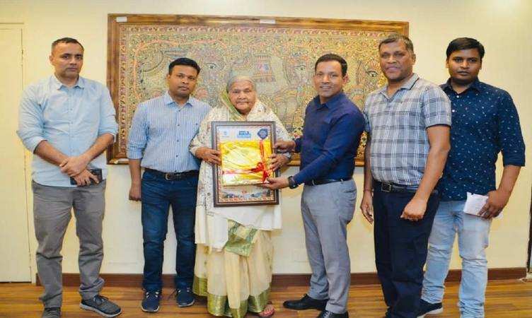 Bihar Government ने पद्मश्री सुभद्रा देवी को किया सम्मानित, पेपरमैसी की कला के लिए दिया गया सम्मान