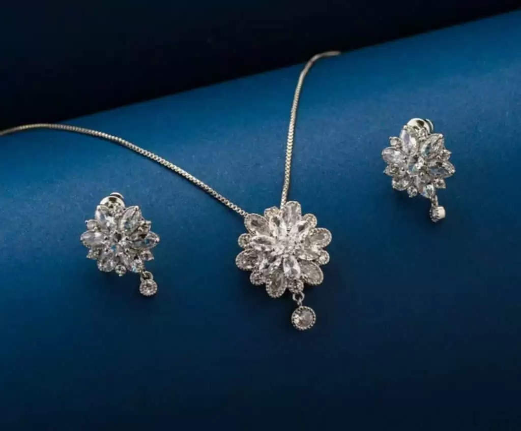 Gold Necklace: दुल्हन के लिए नेकलेस के ट्रेंड में हैं ये यूनिक डिजाइंस, शादी के बाद भी आएंगे बहुत काम