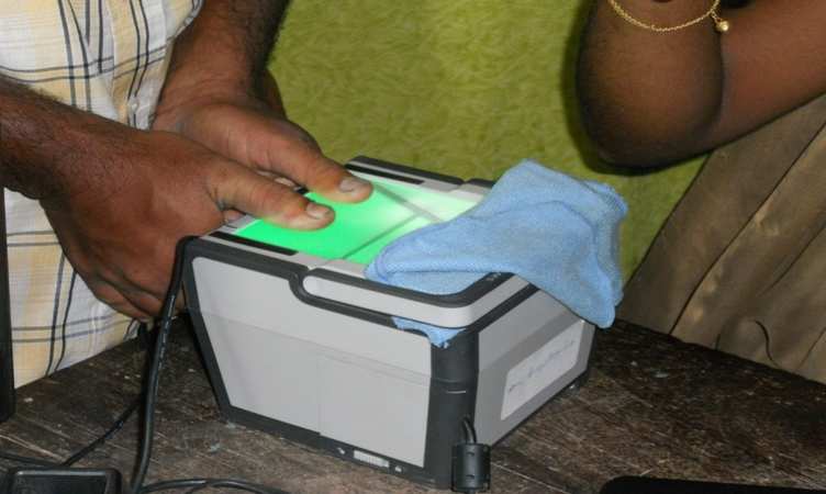 Aadhaar Link: वोटर आईडी से आधार लिंक करवाना हुआ अनिवार्य, जानें कैसे होगा आधार लिंक