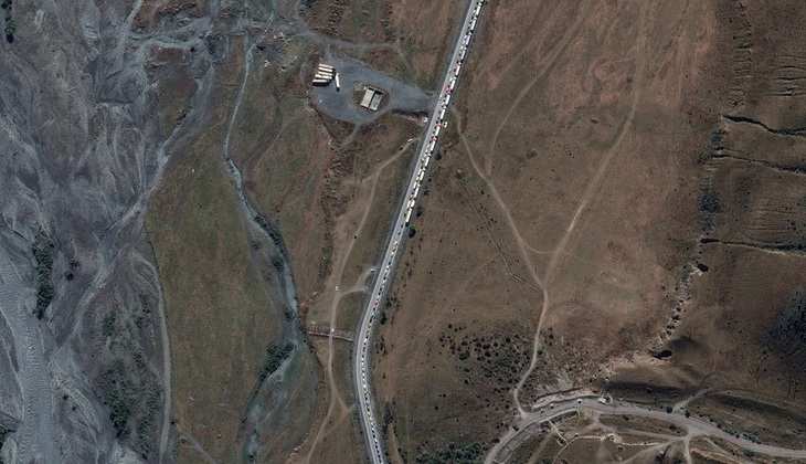 खौफ: रूस छोड़कर वाहनों से भाग रही पब्लिक, सैटेलाइट से सामने आईं तस्वीरों में दिखी 20 किमी लंबी लाइन