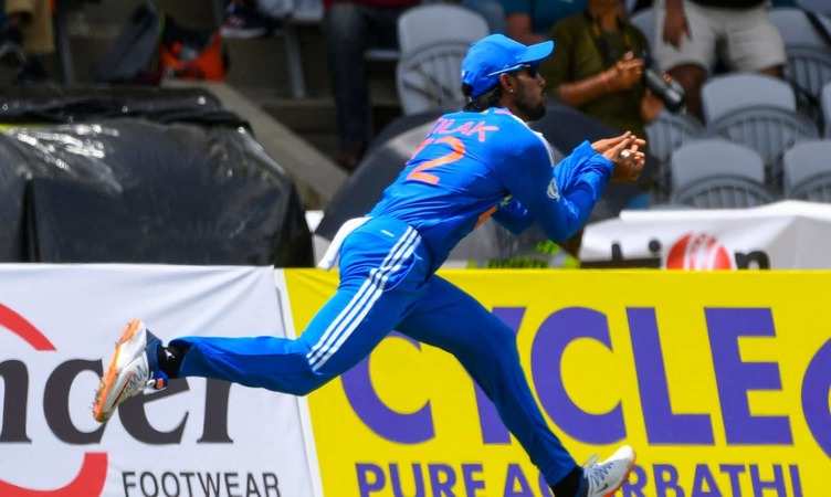 IND vs WI: कुलदीप यादव की गेंद पर छक्का मारने चला था बल्लेबाज, तिलक वर्मा ने हवा में छलांग लगाते हुए एक हाथ से पकड़ा अद्भुत कैच