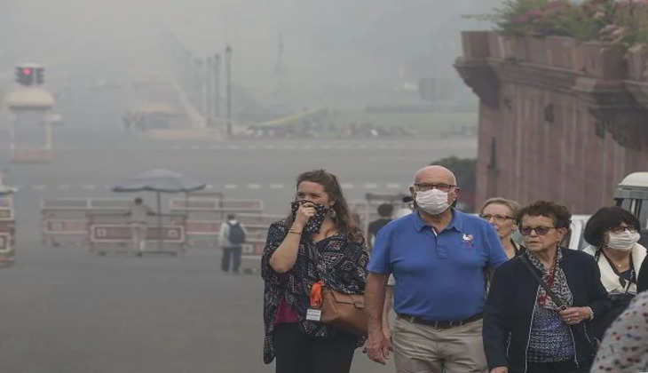 Delhi की हवा हुई जहरीली कई लोगों ने छोड़ दिया शहर, सांस की बीमारी की चपेट में आए लोग