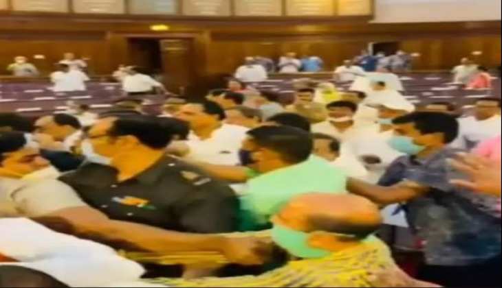 TMC-BJP Fight in West Bengal Assembly : विधानसभा में भिड़े टीएमसी-भाजपा विधायक, वीडियो हुआ वायरल