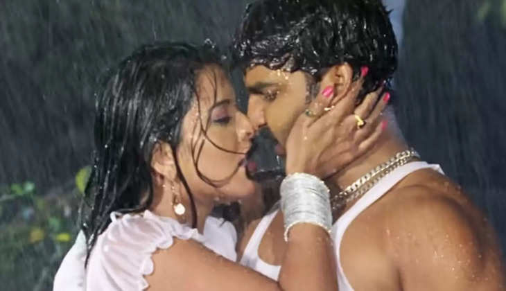 Monalisa को बारिश में भीगता देख रोमांटिक हुए  Pawan SIngh, बिच रस्ते में एक्ट्रेस के साथ किया ये   