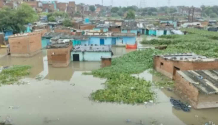 कानपुर में बारिश बनी आफत: पांडव नहर के किनारे बस्तियों में भरा पानी, बाढ़ जैसे हालात में पलायन को मजबूर लोग