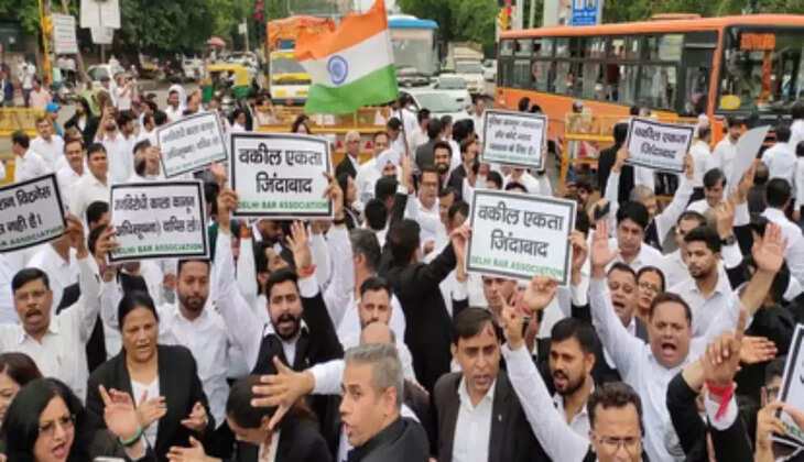 दिल्ली में वकीलों की हड़ताल मंगलवार को भी जारी, न्यायिक कामकाज ठप