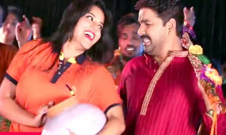 सावन में कावड़िया गाने पर Monalisa और Pawan Singh ने मचाई धूम, गाना देख लोग हुए दिवाने