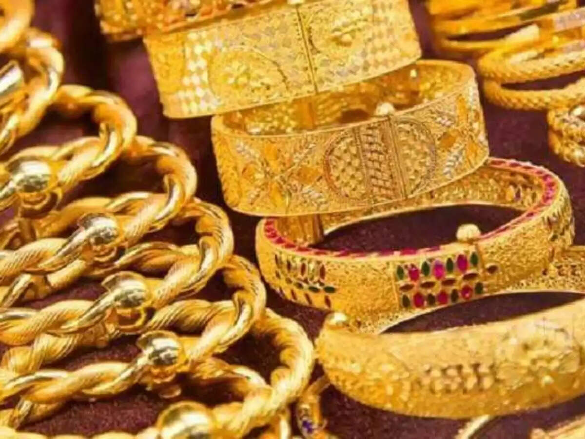 Gold Rate: आसमान से जमीन पर गिरे सोने के दाम, 10 ग्राम का रेट सुन लगी भीड़