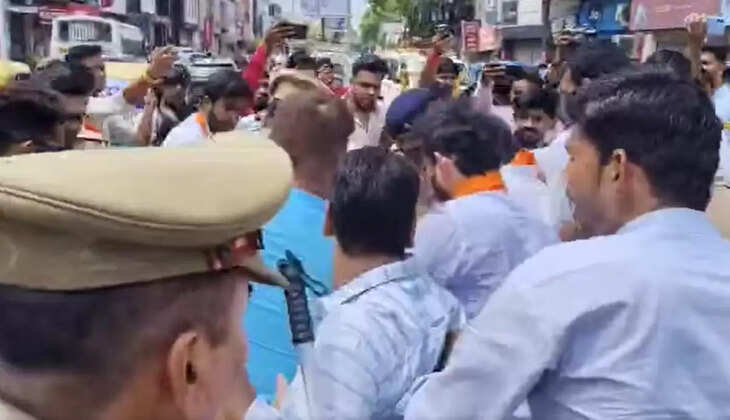 बाराबंकी लाठीचार्ज के विरोध में कानपुर की सड़कों पर एबीवीपी का प्रदर्शन