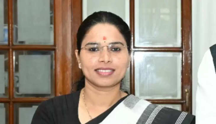 सपा विधायक पूजा पाल को पार्टी से निष्कासित, सीएम योगी की तारीफ बनी विवाद का कारण