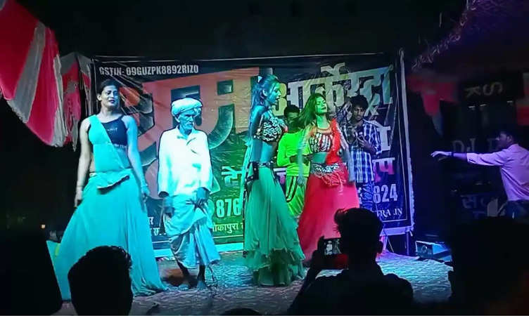 Lahari Baba Dance Video : आर्केस्ट्रा लड़की को नाचते देख जोश में आये लहरी बाबा, लुंगी उठाकर करने लगे डांस 
