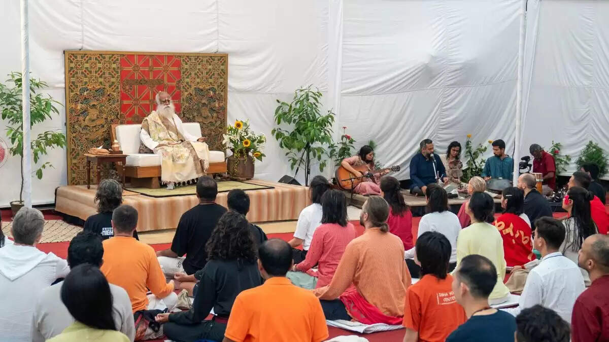 सद्गुरु ने दो अहम ब्रेन सर्जरी के बाद मोटरसाइकिल से पूरी की कैलाश यात्रा, योग की शक्ति का दिया संदेश