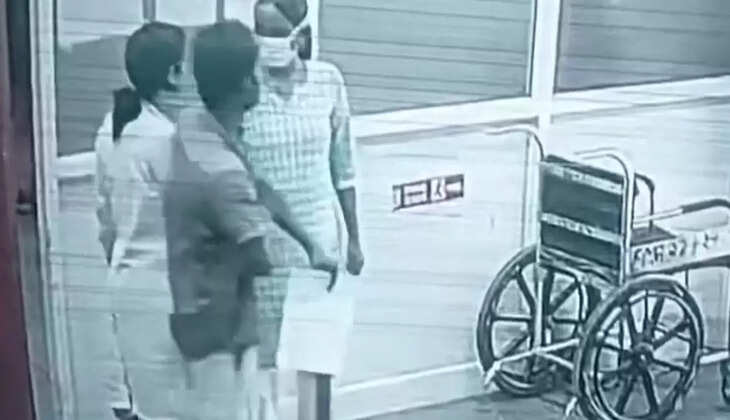 कानपुर: इलाज कराने आया दिव्यांग युवक, डॉक्टर का मोबाइल चुराकर फरार, CCTV में कैद