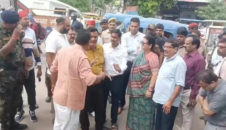 कानपुर: बारिश से हुई परेशानी पर महापौर अम्मा जी के सख्त तेवर, मेट्रो अधिकारियों को दी चेतावनी