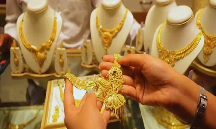 Gold Price Today: आज 2700 रुपये गिरा सोना, जानें 10 ग्राम सोने का ताजा भाव