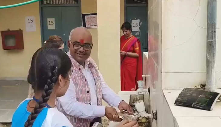 कानपुर DM जितेंद्र प्रताप सिंह का सादगी भरा अंदाज: खुद धोते हैं थाली