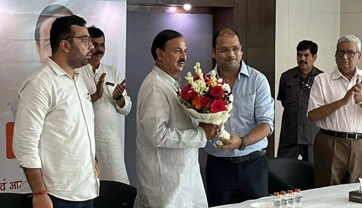  Noida News: सांसद महेश शर्मा पहुंचे ग्रेटर नोएडा, रेजिडेंट्स ने अपनी समस्याओं से कराया रूबरू।