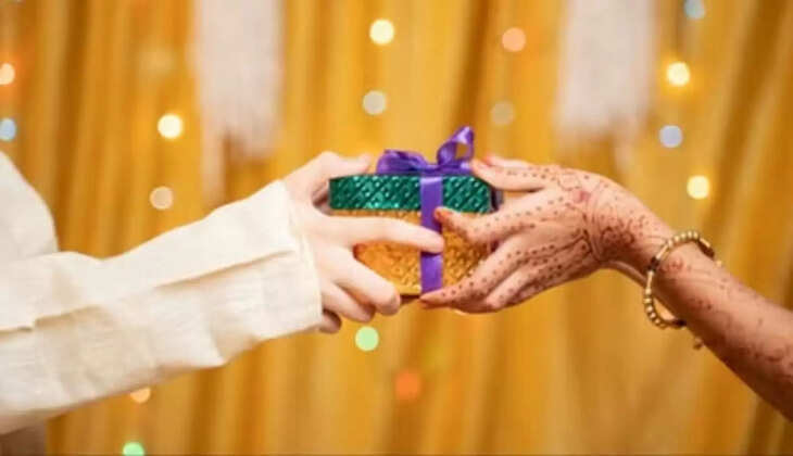 Raksha Bandhan 2023: रक्षाबंधन पर बहनों को भूलकर भी न दे ये गिफ्ट, होता है बहुत अशुभ