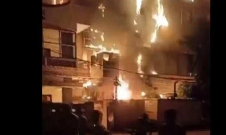Varanasi में थ्री स्टार होटल में लगी भीषण आग, आग बुझाने में लगी कई फायर ब्रिगेड की गाड़ियां