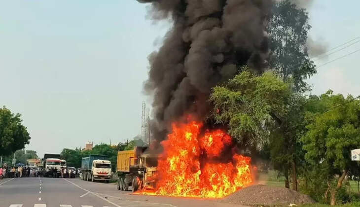 कानपुर: हाईवे पर डंपर बना आग का गोला, चालक ने कूदकर बचाई जान