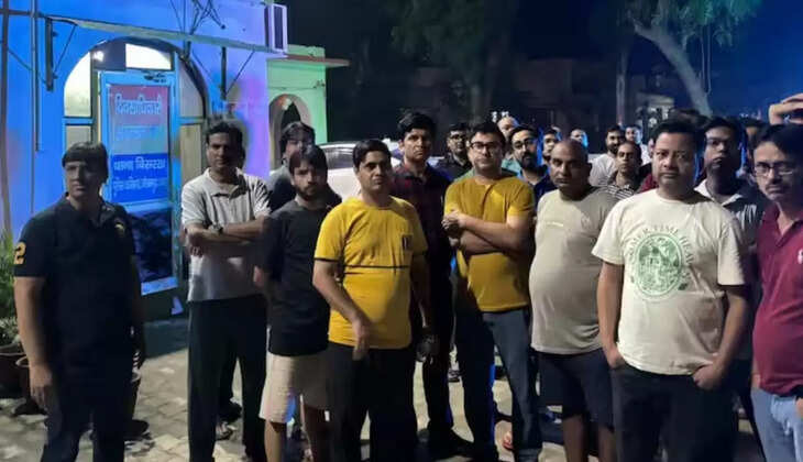 ग्रेटर नोएडा वेस्ट: लिफ्ट फंसने से मेड हुई बेहोश, रेजिडेंट्स ने जताई नाराजगी