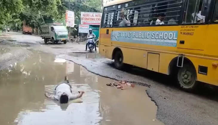 कानपुर के बर्रा 8 में जर्जर सड़क पर गिरी बेटी, पिता ने चटाई और तकिया लगाकर किया विरोध