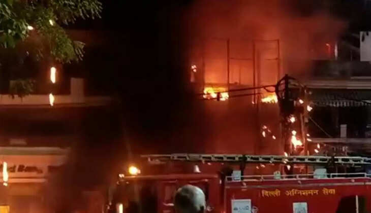 दिल्ली के इंद्रलोक इलाके में जूता बाजार में भीषण आग, लाखों का नुकसान